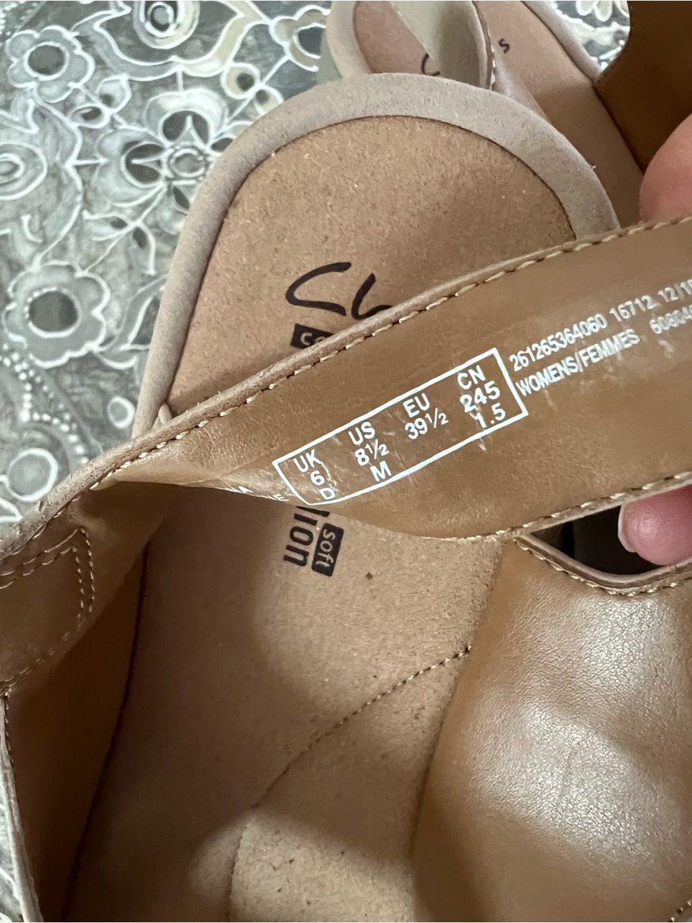Clarks Women’s Beige/Tan Adjustable Triple-Strap Sandals 8.5 & medium - Picture 4 of 5